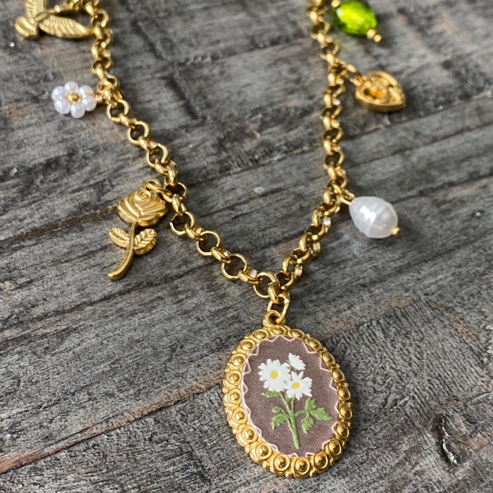 NEW Gold Charm Necklace With Floral Pendant - Picture 3 of 7